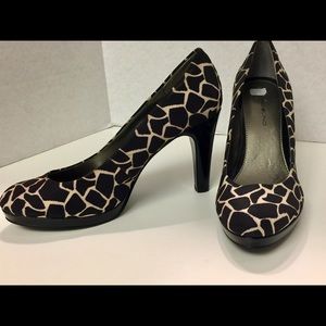 🎉Bandolino Giraffe Heels Sz 8